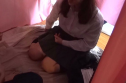 【エムオクンエロ動画】昔流行ったJKリフレでプチ◯助の直接交渉を隠し撮り!紺ハイソ夏制服ガチ高◯女子が胸ソフトタッチ付き手コキしてくれたぞ!やばばばば!の画像