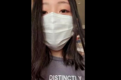 【無修正エムオクンエロ動画】販売元削除済！スマホ縦画面！自宅で自撮りオナニーしてる動画が大流出！ふっさふさマン毛もしっかりと拝めるぞ！激しい吐息荒いな！の画像