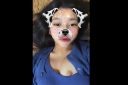 【エムオクンエロ動画】加工アプリでダルメシアン顔になってる自撮りティーン自宅女子映像流出！服のインナー引っ張り乳首がこんにちは！指入れオナ二ー！縦画面◎の画像