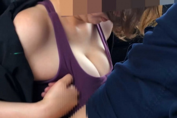 【エムオクンエロ動画】爆乳シロウト茶色天パー髪系お姉さん車内後部座席フェラ抜きプチ◯バイト！続き後半最後はスポブラ内パイズリでフィニッシュだぞ！顔モザ△の画像