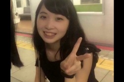 【無修正エムオクンエロ動画】バレたら即削除!ガチシロウト黒長髪女子のプライベート流出!ハダカ姿で彼の家のベッドの上でカメラ目線手コキ!時間は短いが貴重!の画像