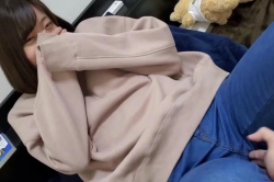 【無修正エムオクンエロ動画】夫婦の営みをハメ撮りするスマホ映像が何故か流出!陰毛お○んこに指入れする所丸見え!続き後半最後は生中出し!細身◎リアルガチ◎の画像