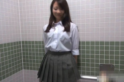 【エムオクンエロ動画】多目的トイレ！Ｊ系夏制服姿の合法ティーン女子援○本番撮影！ぴちぴちボディ大興奮！最後はバック尻射！推定Ｃカップ美乳◎ウブ◎顔モザ△の画像