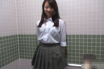 【エムオクンエロ動画】多目的トイレ！Ｊ系夏制服姿の合法ティーン女子援○本番撮影！ぴちぴちボディ大興奮！最後はバック尻射！推定Ｃカップ美乳◎ウブ◎顔モザ△の画像