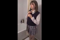 【エムオクンエロ動画】紺色ベストＪ系チェスカ制服姿のキレイ系美人女子シャワールーム隠し撮り！中盤から様子がおかしくなり自慰オナニーにふける！よく見える◎の画像