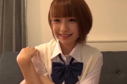 【エムオクンエロ動画】横画面！屈託なく笑う茶髪ショトカＳＳＳ級女子のビデオ通話映像！男性と回数を重ねて推定Ｇカップ美巨乳を見せてしまう！続き後半オナ開始の画像