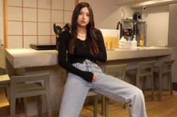 【エムオクンエロ動画】横画面！中分けロング巻茶髪スタイル抜群ＳＳＳ級モデル女子エロ自撮り！細長い棒を使ってハァハァ喘ぎ声裸オナ！推定Ｄ寄りＥカップ美乳◎の画像