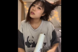 【無修正エムオクンエロ動画】スマホ縦画面！長時間！合法ティーン童顔女子による自部屋自撮り生配信が流出！喋ってご飯食べ裸で踊ってオナニー！私生活丸わかり！の画像