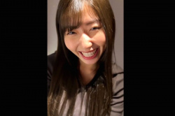 【エムオクンエロ動画】縦画面！高画質！ＳＳＳ級美女個室トイレで上目遣いフェラ！笑顔でごっくん！続き後半ビビッドな赤色作業服女子が車内でフェラ＆パイズリ！の画像