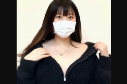 【無修正エムオクンエロ動画】モコモコ上着推定アイカップ美爆乳ムチ白ボディ女子がエロチャット流出!超接写剥き写くぱぁに大興奮!最後のマスク外す顔は必見だ!の画像
