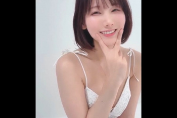 【エムオクンエロ動画】ＳＳＳ級トップアイドル並めっかわ女子降臨！第二弾！ホテルのベッドやシャワールームでカメラ目線の自撮り！美肌◎笑顔◎セクシー水着姿◎の画像