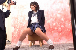 【エムオクンエロ動画】超高画質!撮影スタジオJ系青チェ制服ルーソ姿ティーンかわいい女子隠し撮り!美脚パンモロの連続でたまらないな!ティアラ◎笑顔◎丸顔◎の画像