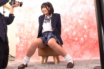 【エムオクンエロ動画】超高画質！撮影スタジオＪ系青チェ制服ルーソ姿ティーンかわいい女子隠し撮り！美脚パンモロの連続でたまらないな！ティアラ◎笑顔◎丸顔◎の画像