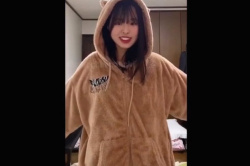 【無修正エムオクンエロ動画】縦画面!合法ティーン自宅女子によるティック◯ック裸ダンス動画&ディルド自撮りオナニー大流出!急げ!エア騎乗位◎細身ちっぱい◎の画像