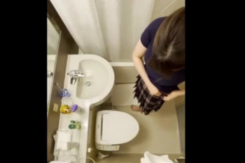 【エムオクンエロ動画】Ｊ系チェスカポロシャツ姿シャワールーム＆夏制服姿トイレ個室生脱ぎ自慰オナ二ー隠し撮り！ティーン女子もオナニーするんだなｗスポブラ◎の画像