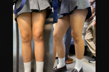 【エムオクンエロ動画】超高画質！縦画面！信じるかは貴方次第！現役ＪＫ風ミニスカ制服ガチ素人女子を電車内隠し撮り！陽に焼け健康的なティーン生脚！短め靴下◎の画像