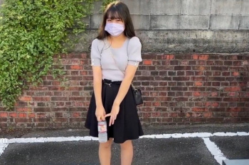 【無修正エムオクンエロ動画】横画面！可愛い清楚な服装マスク女子と車に入り前戯からの乳首舐め＆フェラ抜き撮影！最後はやっぱり口内！序盤から顔出しありだぞ！の画像