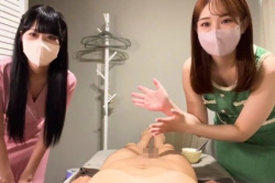 【エムオクンエロ動画】横画面！メンズエステで男性股間に美容施術を行うマスク美人セラピスト２人組！なんやかんやの最後に茶髪ギャル２人組がカメラ目線手コキ！の画像