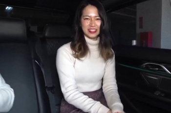 【無修正エムオクンエロ動画】横画面！顔ホクロ特徴ロング巻き髪オトナ系女子車内フェラ抜き！脱ぐとイイ体！乳首舐め手コキからの最後口内発射！くぱぁも！愛嬌◎の画像