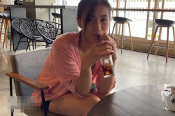 【無修正エムオクンエロ動画】販売元削除済！横画面！旦那いない間に知らない男のチ○ポを車内でしゃぶるキレイ系人妻！吸い付くようなフェラでそのまま口内発射！の画像