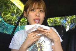 【無修正エムオクンエロ動画】高画質！横画面！口ピ舌ピ＆タトゥー金茶髪ティーン女子車内フェラ抜き！最後は真顔で口内発射受ける続き後半完結編！ピチピチ美脚◎の画像