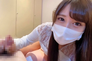 【エムオクンエロ動画】高画質！横画面！Ｈなショーパン姿美容系専門に通う１９歳マスク美人女子が手コキ言葉責めプレイ！続き後半下半身裸Ｍ字電マ当てオナ！瞳◎の画像