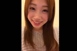 【エムオクンエロ動画】縦画面!くちびる分厚くおでこ綺麗なSSS級セクシー素人美女が個室トイレでイヤらしく自分の身体を触り自慰オナニー!続きの後半完結だ!の画像