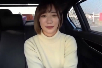 【無修正エムオクンエロ動画】販売元削除済！横画面！経験人数１０〜２０人のボブ金髪ショーパン白肌美脚女子が車内フェラ抜き！最後口内！お○んこくぱぁ見せも！の画像