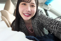 【エムオクンエロ動画】高画質！横画面！千鳥格子アウターエレガント系ＳＳＳ級美人女子が自ら脱がして車内フェラ抜き！こんな接写で見つめられたら興奮するだろ！の画像