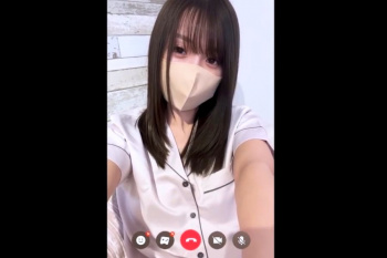 【エムオクンエロ動画】縦画面！良画質！セミロング美髪パジャマ姿マスク美人とエチ✕２ビデオ通話！意外と大きい推定Ｆカップ美巨乳！キラキラ瞳にノックアウト！の画像