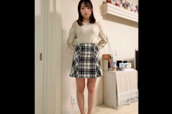 【エムオクンエロ動画】高画質！縦画面！清楚な膝上チェックスカート＆ベージュトップスかわいい童顔女子が自宅自撮りヌード撮影！黒ワンピ＆黒下着に生着替えだ！の画像
