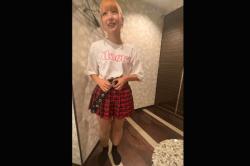 【無修正エムオクンエロ動画】縦画面！赤チェスカＴシャツ姿バンギャ系金髪素人ギャルが照れながら援○ハメ撮り！パイパン＆ちっぱい！口ピアス！最後生外発射だ！の画像