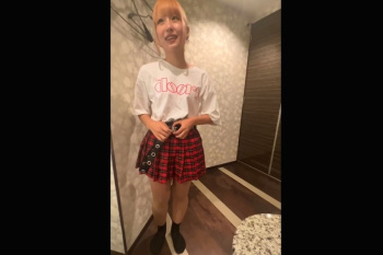 【無修正エムオクンエロ動画】縦画面！赤チェスカＴシャツ姿バンギャ系金髪素人ギャルが照れながら援○ハメ撮り！パイパン＆ちっぱい！口ピアス！最後生外発射だ！の画像