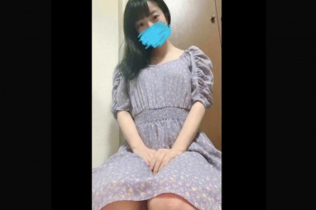 【無修正エムオクンエロ動画】縦画面！黒髪ポニテ合法ティーン素朴ロリカワ女子自撮りオナニー！Ｍ字開脚でパイパンお○んこ丸見えだ！クリイジり白い液たらーり！の画像