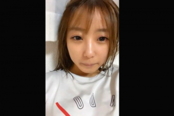 【無修正エムオクンエロ動画】縦画面！濡れた髪のまま自撮りするＳＳＳ級合法ロリカワ女子エロオナニー！陰毛お○んこ乳首が丸見え！くぱぁも！綺麗なカラコン瞳◎の画像