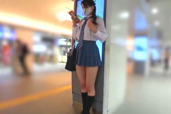 【エムオクンエロ動画】モデル体型スタイル抜群！青チェＪ系制服ミニスカネクタイ姿エロボディ女子をネチネチ隠し撮り！ボディコン姿も！むっちり太もも◎横画面◎の画像