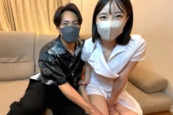 【無修正エムオクンエロ動画】黒色私服男性と白衣女性のマスク美男美女カップルがカメラ目線でイチャ✕２絡み撮影！フェラで隠しきれずチ○ポコ見えちゃってるぞ！の画像