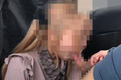 【無修正エムオクンエロ動画】貴重！茶金髪姿の完全素人コスプレイヤー女子が車内フェラ抜き！顔にモザイク掛ける徹底ぶり！最後やっぱり口内だ！高画質◎横画面◎の画像