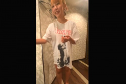 【無修正エムオクンエロ動画】赤チェスカＴシャツ姿バンギャ系金髪素人ギャルが照れながら援○ハメ撮り！パイパンちっぱい口ピアス！最後膣外射精の続き後半完結！の画像
