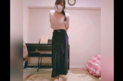 【無修正エムオクンエロ動画】自部屋で裸ダンス＆指オナニーのエロ自撮りする合法ティーン素人女子！年頃の娘は色々やってみたくなるんだろう！推定Ｃカップ美乳◎の画像