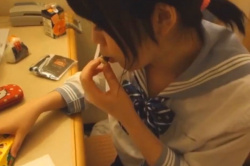 【無修正エムオクンエロ動画】信じるかは貴方次第！現役に見える淡色セーラー服女子と狭いラブホで援○ハメ撮り！接写フェラ慣れた手付き！最後陰毛お○んこ生中！の画像