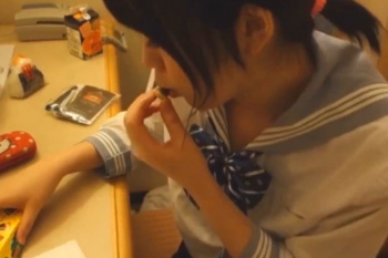 【無修正エムオクンエロ動画】信じるかは貴方次第！現役に見える淡色セーラー服女子と狭いラブホで援○ハメ撮り！接写フェラ慣れた手付き！最後陰毛お○んこ生中！の画像