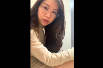 【エムオクンエロ動画】インテリ眼鏡似合う巻き髪ロング素人お姉さんが自撮り電マ当てオナニー！続きの後半正面向く姿を見逃すな！赤色派手下着◎画質◎音量大推奨の画像