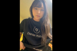 【無修正エムオクンエロ動画】茶髪ロング丸顔可愛い女子が自宅でラフな格好自撮り脱ぎ＆指オナ！ふっさ陰毛Ｍ字接写くぱぁ！二本奥まで指入れだ！高画質◎縦画面◎の画像