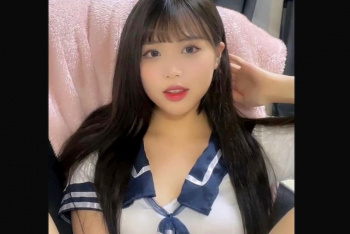 【無修正エムオクンエロ動画】日本人にしか見えないエチ✕２ミニ丈セーラーコスＳＳＳ級激カワ女子が超長時間自撮り！続き後半Ｍ字手淫オナニー！高画質◎横画面◎の画像