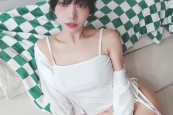 【エムオクンエロ動画】日本人にも見える超白肌モデル体型ＳＳＳ級レベチ女子爆誕エロ自撮り！本物そっくりディルドでカメラ目線フェラ！口内舌出し見せ◎横画面◎の画像