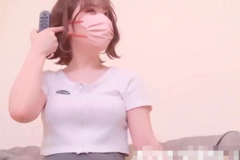 【無修正エムオクンエロ動画】カールボブ茶髪マスクお姉さんが自撮り脱ぎで真っ赤な下着姿！中盤からハダカ姿ウーマナイザー当てオナニー見せだ！長時間◎横画面◎の画像