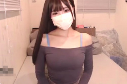 【エムオクンエロ動画】ブラ紐堂々見せるオフショルぴちブラウス＆チェスカ栗毛髪ロング美女が自撮りで相手とやりとりしつつ脱ぐ！笑顔◎透け黒ニーハイ◎横画面◎の画像