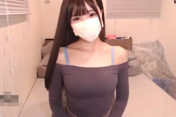 【エムオクンエロ動画】ブラ紐堂々見せるオフショルぴちブラウス＆チェスカ栗毛髪ロング美女が自撮りで相手とやりとりしつつ脱ぐ！笑顔◎透け黒ニーハイ◎横画面◎の画像