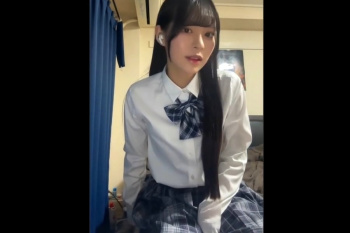 【無修正エムオクンエロ動画】自宅で青チェＪ系制服姿ロング黒髪清楚かわいいＳＳＳ級女子エロ自撮り！ハダカ姿になり手マンで感じて気持ち良くなるぞ〜！縦画面◎の画像
